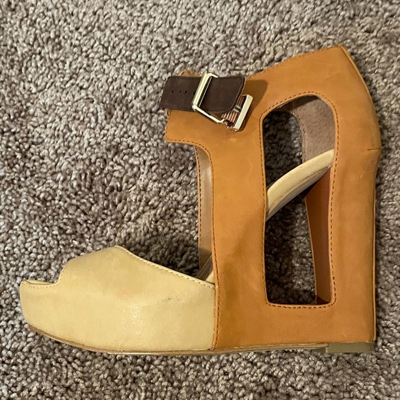 BCBG color block wedge, excellent condition - Picture 3 of 5